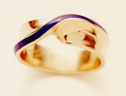 Gold ring with a long narrow S shape inlay of Lapis.