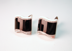This shows both cufflinks finished with the faceted black Onyx set in them.